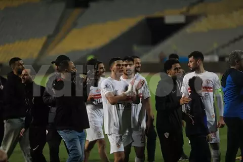 احتفال الدباغ مع الجماهير وإصابة بيزيرا.. لقطات لم تذع من مباراة سموحة الزمالك (صور)